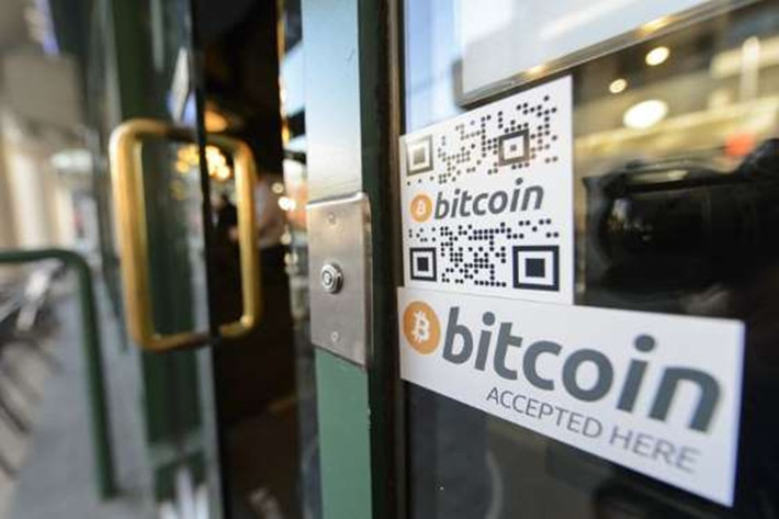 Bạn có thể chi tiêu bằng Bitcoin: Hiện có nhiều công ty chấp nhận Bitcoin làm phương tiện thanh toán như Overstock.com, Expedia, Newegg và Dish. Thậm chí một hãng bất động sản Dubai còn cho phép khách hàng dùng Bitcoin để mua nhà. Ảnh: Getty Images.