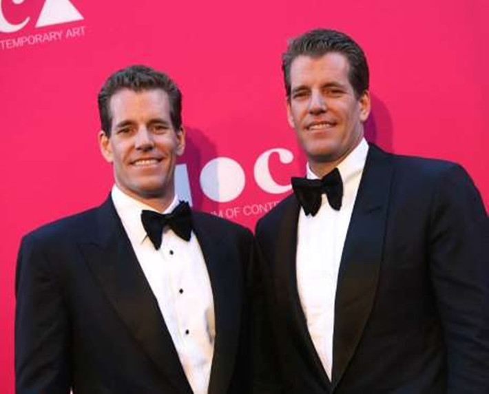Các tỷ phú Bitcoin: Hai nhà đầu tư nổi tiếng vào tiền ảo Bitcoin là Cameron và Tyler Winklevoss - cặp anh em song sinh từng kiện Mark Zuckerberg lấy cắp ý tưởng Facebook của mình. Năm 2013, họ đầu tư 11 triệu USD mua khoảng 1% tổng lượng Bitcoin đang giao dịch lúc đó. Với giá trị Bitcoin hiện tại, anh em nhà Winklevoss đã trở thành tỷ phú Bitcoin đầu tiên trên thế giới. Một nhà đầu tư khác là doanh nhân Erik Finman - người từng đầu tư 1.000 USD vào Bitcoin khi mới 14 tuổi và giờ đã trở thành triệu phú. Ảnh: Getty Images.