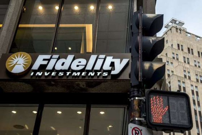 Được hậu thuẫn từ tổ chức tài chính lớn: Tháng 8/2017, Fidelity Investments trở thành một trong những tổ chức tài chính lớn hiếm hoi ủng hộ Bitcoin và các loại tiền ảo khác. Công ty này cho phép khách hàng sử dụng trang web Fidelity để xem tài sản Bitcoin mà họ đang nắm giữ thông qua nhà cung cấp ví điện tử Coinbase. "Đây là một thử nghiệm thể hiện tinh thần muốn tìm hiểu tài sản tiền kỹ thuật số là gì và xem khách hàng của chúng tôi muốn tương tác với chúng như thế nào", Hadley Stern, phó chủ tịch kiêm giám đốc điều hành Fidelity Labs nói với Reuters. Ảnh: Getty Images.