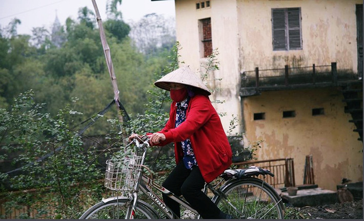Không chỉ có những người dân sinh sống gần khu vực trạm bơm Lam Điền bị ảnh hưởng bởi nước ô nhiễm, mà người đi đường di chuyển qua đây và qua các cánh đồng xã Lam Điền đều phải bịt kín mặt mũi vì mùi xú uế, hôi thối nồng nặc.