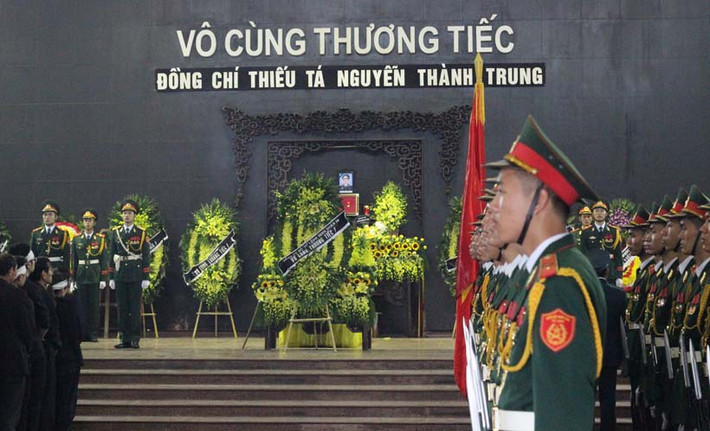 Chiều ngày 6/12, tại nhà tang lễ Bộ Quốc Phòng (số 5 Trần Thánh Tông, Hà Nội) đã diễn ra tang lễ Thiếu tá phi công Nguyễn Thành Trung.