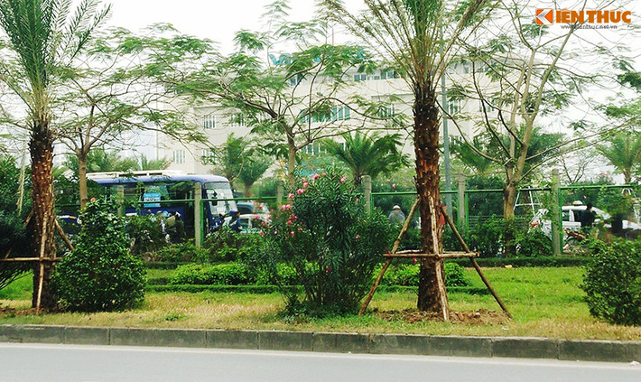 Thời gian gần đây, tình trạng một số xe khách dừng đón trả khách trên đường đại lộ Thăng Long (gần khu vực chân cầu vượt Mễ Trì, hướng đi Hòa Lạc, Hà Nội) lại tái diễn phổ biến.
