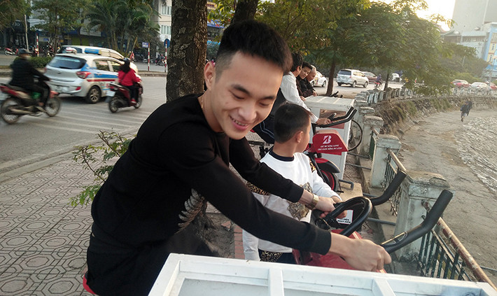 Nhiều thanh niên hào hứng và tỏ ra khá lạ lẫm với chiếc xe đạp lọc nước ở hồ Hoàng Cầu.