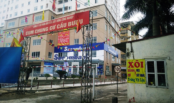 Hình ảnh chiếc barie cao khoảng 2m, dài gần 10m được lắp đặt ngang lối ra vào cụm chung cư cầu Bươu (Hà Nội) đã quá quen thuộc với người dân nơi đây. Các xe tải có trọng lượng và chiều cao quá trạm nếu muốn ra vào bên trong khu vực cụm dân cư sẽ phải mất tiền nên người dân ví von đây giống như một chiếc trạm "BOT làng" tồn tại giữa lòng Hà Nội.