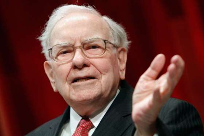 Bị nhiều tỷ phú tẩy chay: Warren Buffett - một trong những nhà đầu tư nổi tiếng nhất thế giới, không hề "vừa mắt" với Bitcoin. Ông từng nói với CNBC rằng "hãy tránh xa Bitcoin. Về cơ bản thì nó chỉ là ảo tưởng". Nhà đầu tư tỷ phú J amie Dimon -CEO của JPMorgan Chase, thậm chí còn dùng lời lẽ mạnh mẽ hơn khi gọi Bitcoin là "trò bịp bợm". Tuy vậy, không phải tất cả tỷ phú đều không thích đồng tiền ảo này. Mark Cuban từng nói rằng giá Bitcoin đang tăng vọt và ông đã đầu tư vào một quỹ mạo hiểm đang rót vốn vào Bitcoin. Tỷ phú Anh Richard Branson cũng bày tỏ quan điểm lạc quan về đồng tiền này.