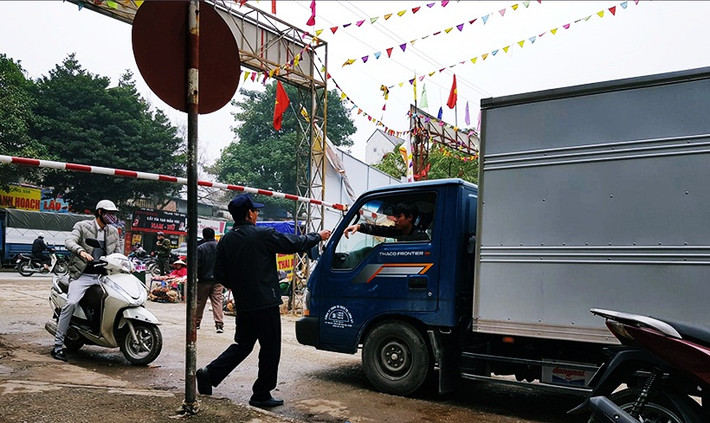 Những chiếc ô tô tải cao quá trạm ở bên ngoài, nếu muốn ra vào khu vực cụm chung cư cầu Bươu sẽ phải mất phí 30 nghìn đồng. "Mỗi xe lấy 3 chục thôi", nhân viên bảo vệ này nói.