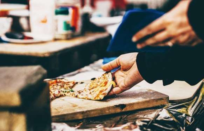 Chiếc pizza siêu đắt: Giao dịch liên quan tới Bitcoin đầu tiên được cho là thực hiện vào ngày 22/5/2010, khi một lập trình viên tên Laszlo Hanyecz cho biết đã thanh toán thành công 10.000 Bitcoin để mua pizza. Tính tới 28/11, 10.000 Bitcoin trị giá khoảng 99 triệu USD. Ảnh: Getty Images.