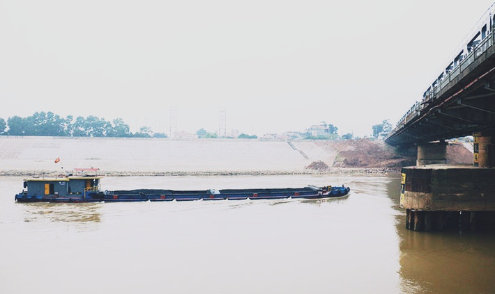 Cầu Đuống là một cây cầu đường bộ và đường sắt bắc qua sông Đuống, trên quốc lộ 1A cũ, nối phường Đức Giang thuộc quận Long Biên với thị trấn Yên Viên thuộc huyện Gia Lâm (TP Hà Nội). Cầu xây vào cuối thế kỷ 19 nhưng bị phá hủy trong chiến tranh chống Mỹ. Sau chiến tranh, cầu được xây lại ở đúng vị trí cũ với chiều dài 225m. Cầu Đuống có đường sắt đơn khổ 1.435mm ở chính giữa, hai bên có làn đường cho các phương tiện cơ giới. Tuy nhiên khoảng hai tháng trở lại đây, mố cầu Đuống đầu phía Bắc xuất hiện nhiều vết rạn nứt rộng Lớn chạy dài, cả phần bờ kè xung quanh cũng sụt bị lún nghiêm trọng.