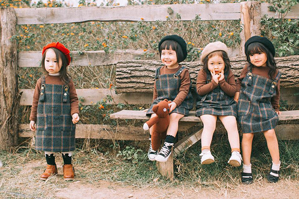 Cô bé Trần Khánh Ly (thường gọi là Nana), cô bé ngoài cùng bên trái, có đầu tóc nấm trông rất đáng yêu và thời thượng. Cô nhóc cũng khá tinh nghịch.
