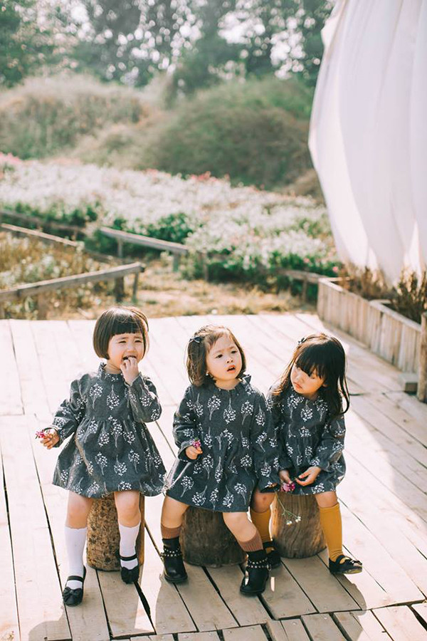 Bé Vy Chan (ngoài cùng) có bố là người Nhật, mẹ là người Việt khá nhút nhát, nhưng rất điệu đà.