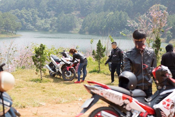 Đây không phải lần đầu tiên câu chuyện về ý thức của khách du lịch, phượt thủ được nhắc đến. Từ cánh đồng hoa cải của nông dân Mộc Châu, những bãi rác trên các cung đường, điểm check-in dân phượt đi qua, chiếc cầu gỗ ở suối Cá thần bị nhóm bạn trẻ làm vui đùa làm gãy… và hôm nay là câu chuyện buồn ở Đà Lạt.