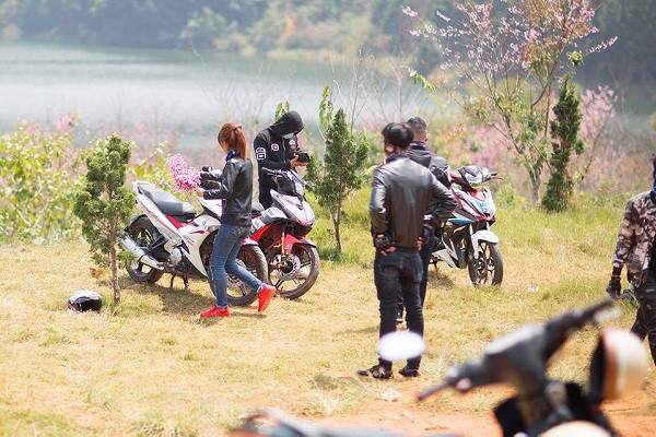 Nhiếp ảnh gia này cũng chia sẻ thêm thông tin, 2 năm trước Đà Lạt mất mùa hoa và năm nay Đà Lạt đón mùa hoa rực rỡ hơn thế nhưng lại xuất hiện những hình ảnh xấu xí khiến không ít người phải lắc đầu ngán ngẩm. Sau khi những bức ảnh này được truyền đi qua mạng xã hội, nhiều cư dân mạng cũng thể hiện thái độ bất bình. Bạn Đom Đóm Ngân viết: 'Loài hoa đẹp khi lòng bình tâm ngắm càng đẹp hơn. Ấy thế ta vô tình lấy cái đẹp nô đùa cho riêng mình'. 'Một cây mai anh đào từ lúc trồng đến lúc ra hoa ít nhất cũng 3 đến 6 năm. Vậy mỗi người bẻ một cành thử hỏi trong đoàn đi có bao người và những khách đến xem cứ bẻ cành như vậy thì còn cái gì để xem, để ngắm, để chụp hình', Longdalat Nguyễn viết.