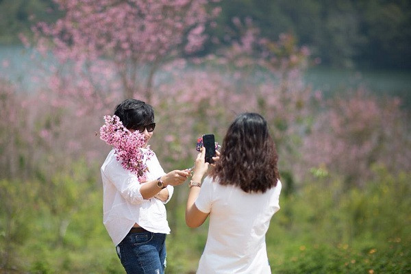 Trong bài viết của mình, anh tỏ thái độ dứt khoát: 'Vẫn sẽ có những tay phượt vẫn được chúng tôi yêu mến và đón chào, nhưng chính những thành phần phượt như bên dưới đây làm chúng tôi phải sợ. Sợ các bạn rồi đấy. Vô tình các bạn có đọc được và xem được những hình ảnh này, các bạn có đang nghĩ các bạn đang được nổi tiếng không? Ảnh các bạn chụp ra có đẹp và nhiều like không?'.