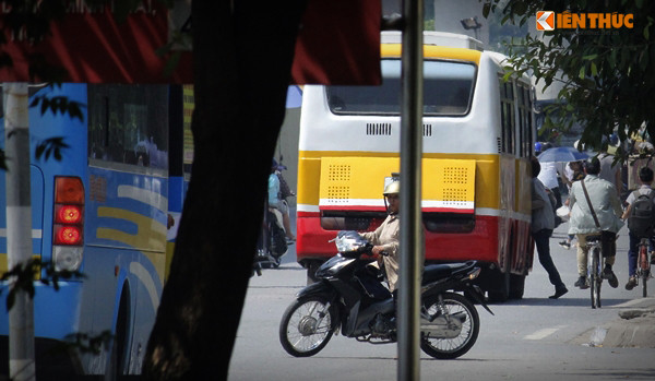 Nhằm đảm bảo an ninh trật tự, an toàn giao thông trên các tuyến đường phố Thủ đô và cho hành khách, thời gian qua, các lực lượng chức năng Hà Nội phối hợp với nhau liên tục ra quân phát hiện và xử lý nghiêm nhiều trường hợp phương tiện ô tô, xe máy… vi phạm luật giao thông đường bộ, trong đó có xe bus “dù”. Tuy nhiên, thay vì chấp hành quy định của pháp luật, các nhà xe “chui” vẫn tìm mọi cách cho phương tiện của mình hoạt động “né” bóng dáng CSGT, TTGT Hà Nội.