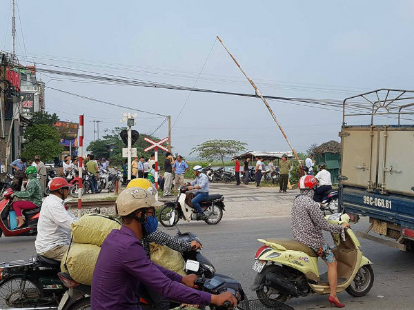 Theo người dân tại hiện trường, thời điểm trên, chiếc xe ô tô chở theo 7 người trên xe chạy trên quốc lộ 1A. Khi xe đi qua đường ngang dân sinh đoạn qua thôn Văn Giáp (Văn Bình) do không chú ý quan sát. Đúng lúc tàu hỏa chở khách đi tới tông trực diện khiến chiếc xe ô tô bị húc văng ra ngoài.