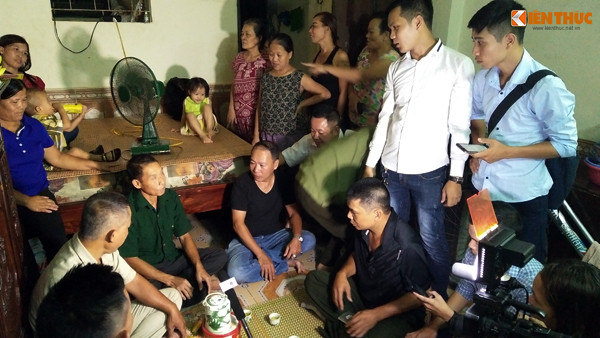 Trong căn phòng rộng chừng 15m2, người thân, bạn bè ông Thạch ra vào nườm nượp, tất cả đều hồ hởi để đón người tài xế xích lô trở về.