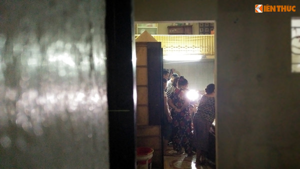 Trong căn phòng chật hẹp dưới ánh đèn điện sáng lập lòe, những lời động viên, hỏi han, trò chuyện mừng người lái xe xích lô được trở về vô cùng rôm rả.