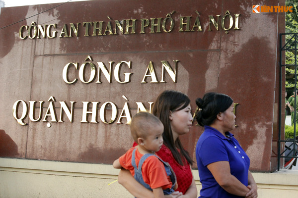 Cuối giờ chiều ngày 6/10, sau khi nhận được thông báo của cơ quan chức năng, bà Lê Thị Phương (áo xanh) đã gác toàn bộ công việc lớn nhỏ ở nhà, cùng người thân nhanh chóng đến Công an quận Hoàng Mai (Hà Nội) đón chồng là ông Đinh Ngọc Thạch - người lái xe xích lô chở tôn khiến bé trai 10 tuổi đi xe đạp va vào tử vong thương tâm.
