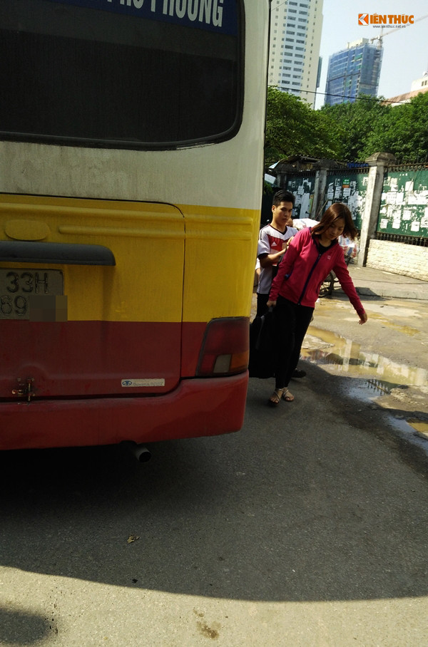 Hình ảnh PV Kiến Thức chụp lại chiếc xe bus mang BKS: 33H – 69xx di chuyển từ hướng Nhổn về trung tâm TP Hà Nội. Tuy nhiên, khi đi đến phố Dương Khuê (Cầu Giấy, Hà Nội), chiếc xe bus này bất ngờ rẽ vào và lần lượt thả hành khách xuống đường.