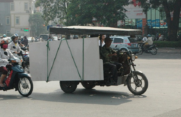 Trong thời gian qua, mặc dù lực lượng CSGT Hà Nội đã liên tục ra quân xử lý các trường hợp xe ba gác chở hàng cồng kềnh, xe tự chế... nhưng tình trạng người vi phạm vẫn chưa giảm.