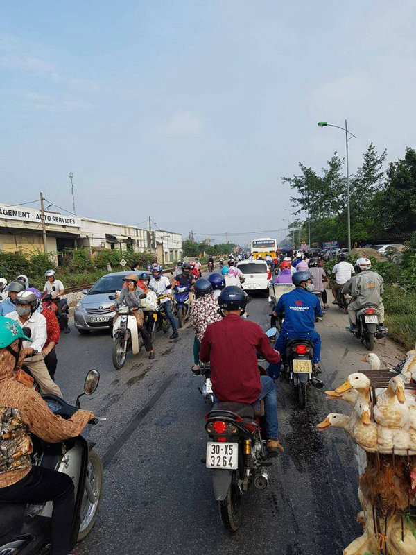 Tại hiện trường, chiếc xe ô tô con bị hư hỏng hoàn toàn, trên thân xe có nhiều vết máu vương vãi. Chiếc xe nằm trên toàn bộ làn đường hướng Hà Nội – Hà Nam. Cạnh chiếc xe là 4 thi thể, tàu hỏa dừng lại cách đó không xa.