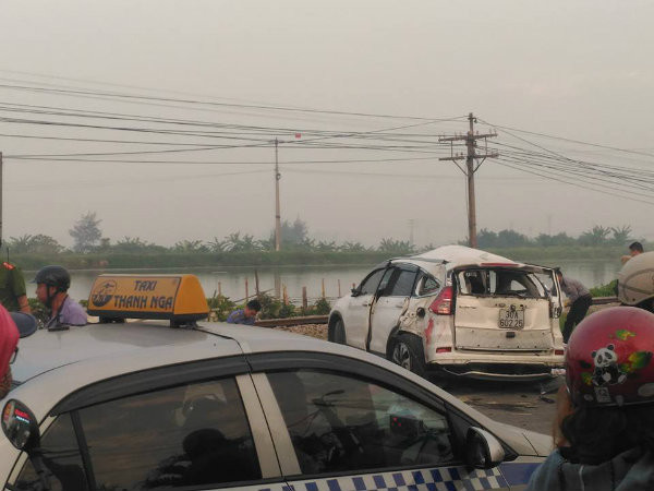 Thông tin ban đầu, khoảng thời gian trên tàu hỏa đang di chuyển hướng Hà Nam – Hà Nội đã lao vào chiếc ô tô mang biển kiểm soát 30A - 602. 25. Hậu quả, tai nạn đã khiến 4 người tử vong tại chỗ và 3 người khác đi cấp cứu.