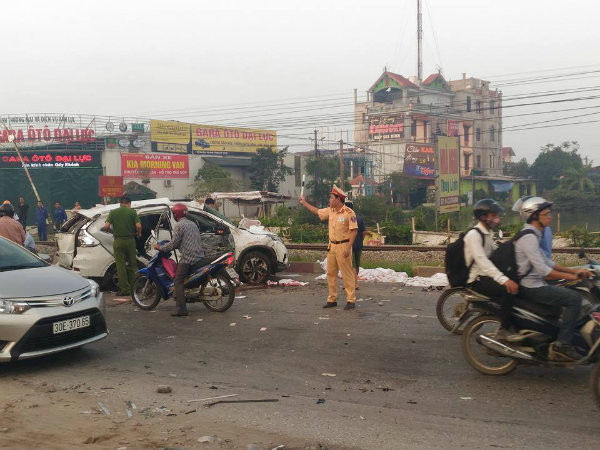 Vụ tàu hỏa đâm ô tô kinh hoàng xảy ra vào khoảng hơn 5h sáng nay (24/10), tại khu vực đường ngang dân sinh giao đường sắt đoạn qua thôn Văn Giáp (xã Văn Bình, huyện Thường Tín, Hà Nội).