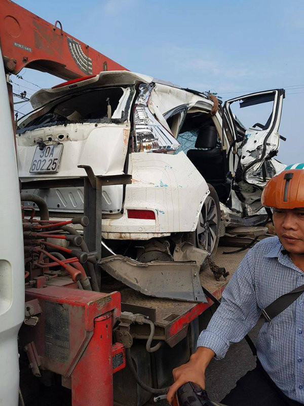 Lực lượng CSGT số 8 cùng công an huyện Thường Tín đã nhanh chóng có mặt tại hiện trường phân luồng giao thông, khám nghiệm hiện trường. Hiện nguyên nhân xảy ra tai nạn đang được làm rõ.