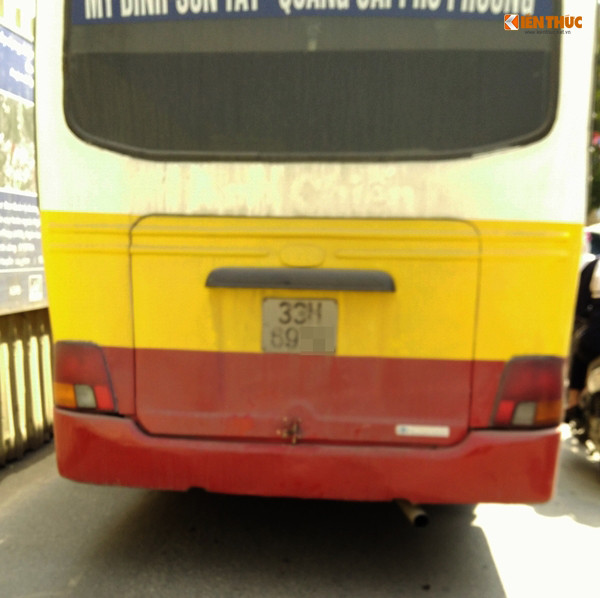 Hầu hết những chiếc xe bus đón trả khách không đúng điểm dừng đều rất cũ kỹ, biển số mờ tịt.