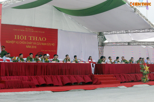 Tham dự buổi hội thao có Thiếu tướng Đỗ Minh Dũng, Phó Cục trưởng Cục Cảnh sát PCCC; Thiếu tướng Tạ Văn Sinh, Phó Chánh Văn phòng Bộ Công an; Thiếu tướng Nguyễn Mạnh Hà, Hiệu trưởng Trường ĐH PCCC; Thiếu tướng Hoàng Quốc Định, Giám đốc Cảnh sát PCCC Hà Nội. Bên cạnh đó còn có các đại diện của Ban Pháp chế, Mặt trận Tổ quốc và một số sở, ban ngành trực thuộc UBND TP Hà Nội cũng tới tham dự buổi hội thao.