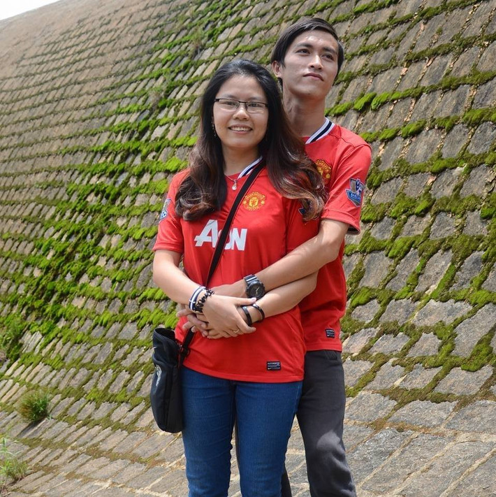 Và đúng như tình yêu với môn thể thao vua, trang cá nhân của cô dâu, chú rể cũng thường xuyên cập nhật những cảm xúc liên quan đến bóng đá, cùng với đó trang phục đôi của vợ chồng trẻ cũng là áo truyền thống của đội tuyển.