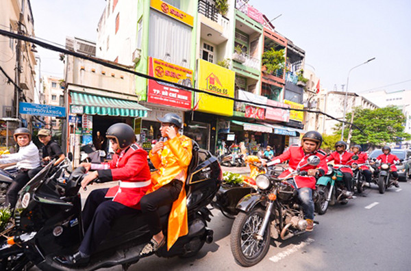 Đường phố Sài Gòn náo loạn vì sự xuất hiện của đoàn xe đón dâu dài gần 1km. Tài xế của dàn “siêu xe” cũng được đầu tư đồng phục đúng phong cách lính hoàng gia Anh.