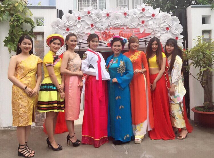 Cô dâu Huỳnh Phúc Thanh Nhân - em gái cố đạo diễn Huỳnh Phúc Điền được mọi người yêu mến đặt cho biệt danh đạo diễn "triệu view". Tuy sinh năm 1988 nhưng Thanh Nhân đã trực tiếp làm đạo diễn cho nhiều chương trình ca nhạc cho giới trẻ và tìm kiếm các tài năng DJ. Sau lần tình cờ gặp nhau ở Hà Nội, duyên số đã đưa đẩy họ yêu nhau, đám cưới lần này là một cái kết viên mãn cho chuyện tình đẹp của đôi vợ chồng 8X tài năng.