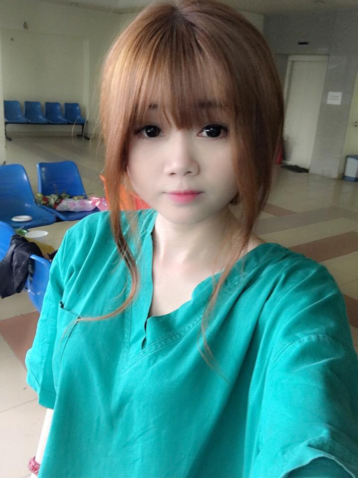 Tuy nhiên, chính khuôn mặt trẻ măng này cũng khiến Huyền Nhi không ít lần gặp rắc rối, rơi vào cảnh dở khóc dở cười. Nhiều người bạn, phó nháy lần đầu tiên gặp Huyền Nhi đều không tin cô nàng năm nay 26 tuổi. Nhiều anh chàng còn tự tin xưng "anh" và coi Nhi như một cô em gái nhỏ bé dù họ còn kém cô 2-3 tuổi.