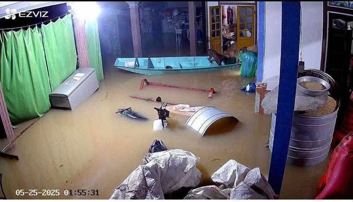 Nhiều hộ dân bị ngập sâu trong biển nước. Được biết, lượng mưa tại khu vực hồ Kẻ Gỗ (huyện Cẩm Xuyên) lên đến 433 mm. Các điểm như Cẩm Hưng (234 mm), hồ Sông Rác (257 mm), hồ Thượng Tuy (270,8 mm) đều ghi nhận lượng mưa rất lớn. Mưa kéo dài nhiều giờ khiến mực nước trên các sông dâng nhanh, gây ngập lụt cục bộ tại nhiều xã ven sông.