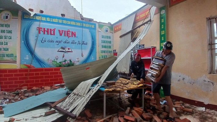 Phòng thư viện của Trường THCS Sơn Lộc cũng bị bão tàn phá tan hoang.