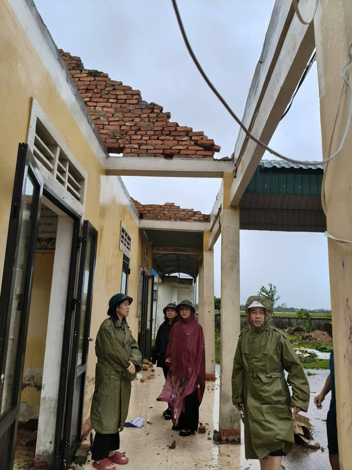 Lãnh đạo xã Xuân Lộc (Hà Tĩnh) kiểm tra, chỉ đạo công tác khắc phục hậu quả bão số 5.