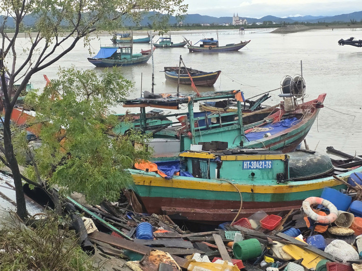 Một lãnh đạo UBND xã Thiên Cầm cho biết, theo thống kê ban đầu, có 30 tàu thuyền ảnh hưởng do bão số 5. Hiện, xã đang rà soát thiệt hại cụ thể để có phương án hỗ trợ ngư dân.