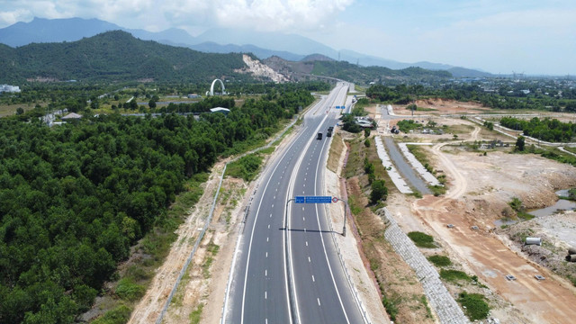 Cao tốc Hòa Liên - Túy Loan đẹp như một dải lụa trước ngày thông xe. Ảnh: TẤN VIỆT Cao tốc Hòa Liên - Túy Loan đẹp như một dải lụa trước ngày thông xe. Ảnh: TẤN VIỆT