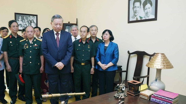 Tổng Bí thư Tô Lâm thăm di tích nhà số 48 Hàng Ngang. Ảnh: TTXVN Tổng Bí thư Tô Lâm thăm di tích nhà số 48 Hàng Ngang. Ảnh: TTXVN