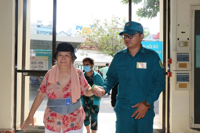 Người dân khoe nhận quà Tết Độc lập ảnh 16 Người dân khoe nhận quà Tết Độc lập ảnh 16