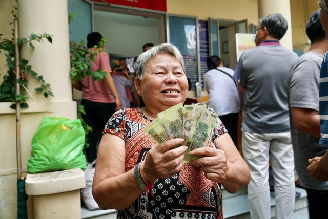 Bà Nguyễn Thị Hồng thay mặt gia đình nhận 400.000 đồng. Ảnh: BP Bà Nguyễn Thị Hồng thay mặt gia đình nhận 400.000 đồng. Ảnh: BP