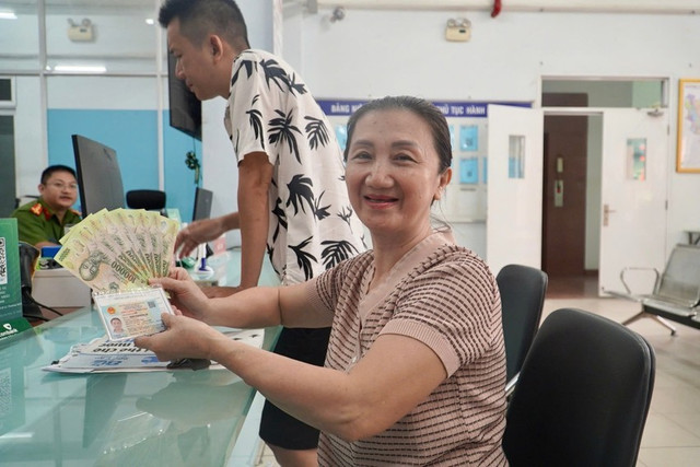 Bà Võ Thị Tuyết Mai nhận quà tại phường Tân Sơn Nhất. Ảnh: BP Bà Võ Thị Tuyết Mai nhận quà tại phường Tân Sơn Nhất. Ảnh: BP