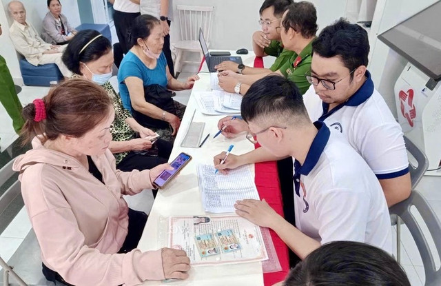 Người dân khoe nhận quà Tết Độc lập ảnh 8 Người dân khoe nhận quà Tết Độc lập ảnh 8