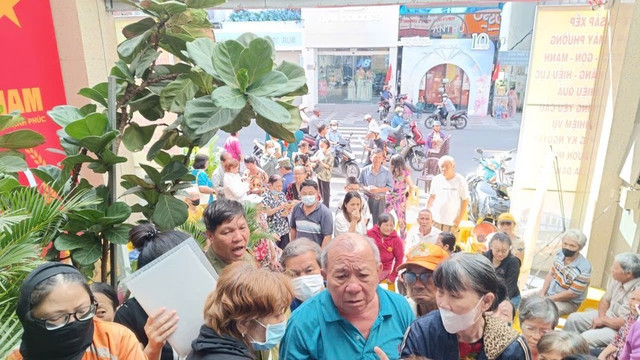 Người dân khoe nhận quà Tết Độc lập ảnh 1 Người dân khoe nhận quà Tết Độc lập ảnh 1