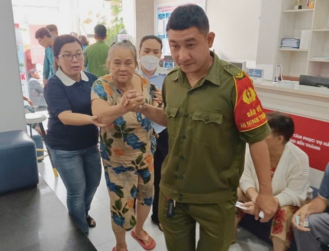 Nhân viên địa phương hỗ trợ người dân làm thủ tục nhận quà Tết Độc lập tại phường Bến Thành. Ảnh: HN Nhân viên địa phương hỗ trợ người dân làm thủ tục nhận quà Tết Độc lập tại phường Bến Thành. Ảnh: HN