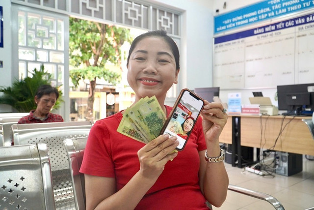 Nhiều người dân xúc động chụp lại ảnh để giữ kỷ niệm về món quà đặc biệt. Ảnh: BP Nhiều người dân xúc động chụp lại ảnh để giữ kỷ niệm về món quà đặc biệt. Ảnh: BP