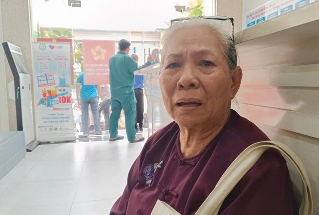 Bà Nguyễn Thị Hẹ bật khóc vì món quà Tết Độc lập rất đặc biệt. Ảnh: HN Bà Nguyễn Thị Hẹ bật khóc vì món quà Tết Độc lập rất đặc biệt. Ảnh: HN
