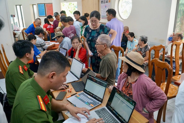 Nhân viên tất bật chi trả quà Tết Độc lập. Ảnh: HN-BP Nhân viên tất bật chi trả quà Tết Độc lập. Ảnh: HN-BP