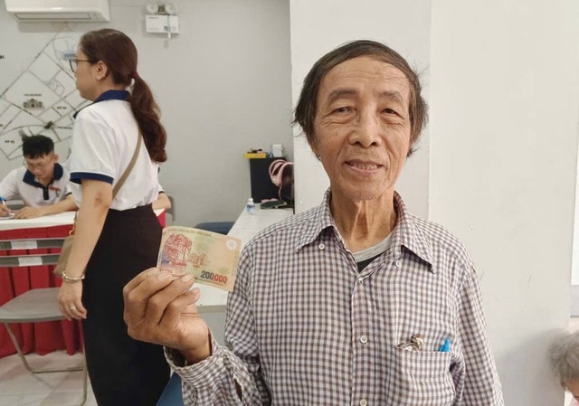 Người dân phấn khởi nhận quà Tết Độc lập. Ảnh: HN Người dân phấn khởi nhận quà Tết Độc lập. Ảnh: HN